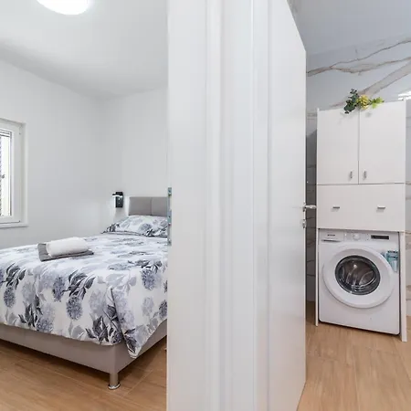 Apartment Gust
