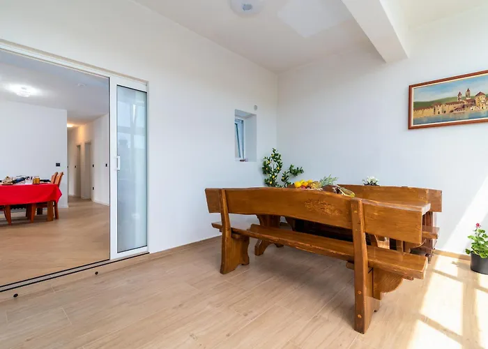 アパート Gust トロギール