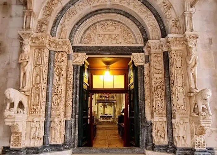 Gust アパート トロギール